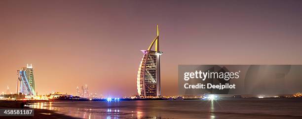 burj al arab hotel in dubai united arab emirates - burj al arab night stockfoto's en -beelden