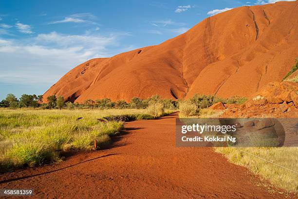 northern territory-straße zum ayers rock (ayers rock - uluru road stock-fotos und bilder