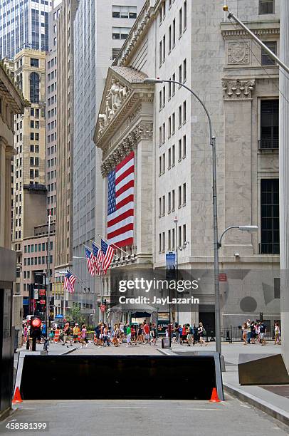 counter terror vehicle barrier, wall & nassau streets, manhattan, nyc - counter terrorism stockfoto's en -beelden