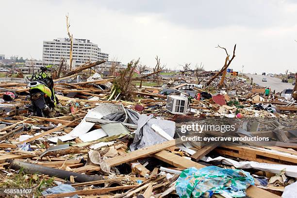 joplin missouri deadly f5 tornado debris - joplin missouri stockfoto's en -beelden