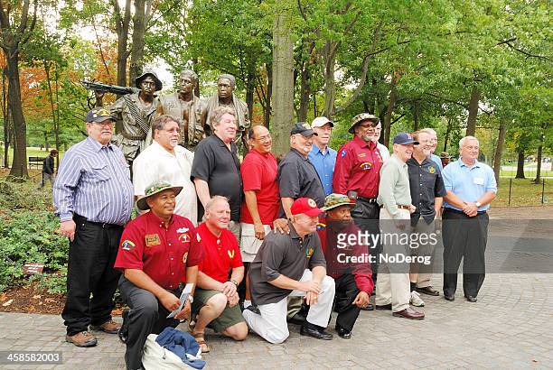 groupe de posant des vétérans du vietnam à washington, d.c. - voyageur homme devant monument photos et images de collection