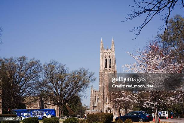 el histórico campus de la universidad duke, en primavera - universidade duke fotografías e imágenes de stock