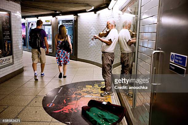 老人男性がバイオリンを演奏するロンドン地下鉄 - busker ストックフォトと画像