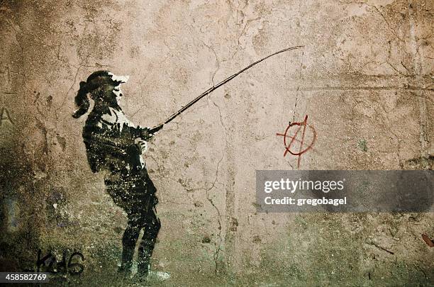 graffiti de jovem garota pesca para a anarquia placa - símbolo da anarquia - fotografias e filmes do acervo