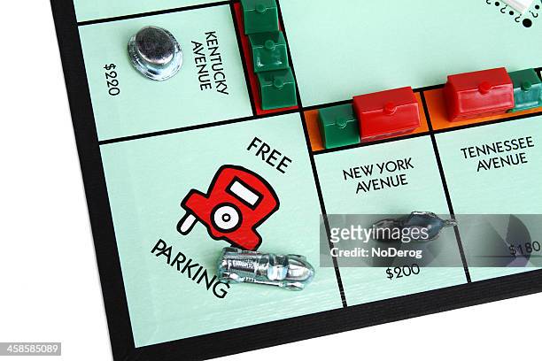monopoly-spiel an bord, die die kostenlose parkplätze square - monopoly board game stock-fotos und bilder