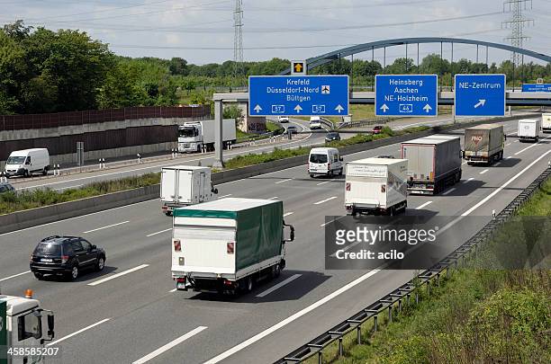 列のトラックのドイツの高速道路 - クレフェルド ストックフォトと画像