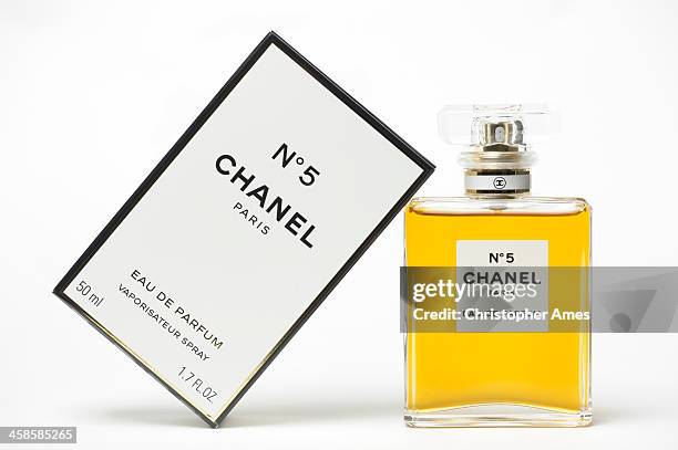 chanel no 5 perfume - merknaam stockfoto's en -beelden