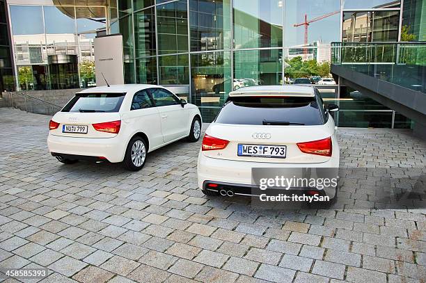 zwei audi a1 - kleinwagen stock-fotos und bilder