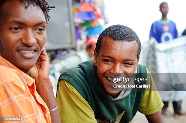 äthiopischer junge männer in addis ababa - äthiopischer abstammung stock-fotos und bilder