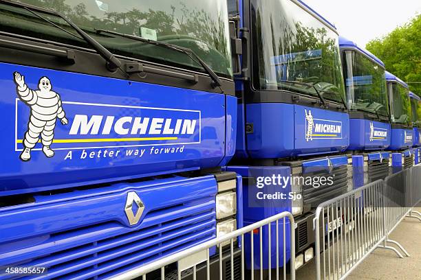 camions au guide michelin - michelin photos et images de collection