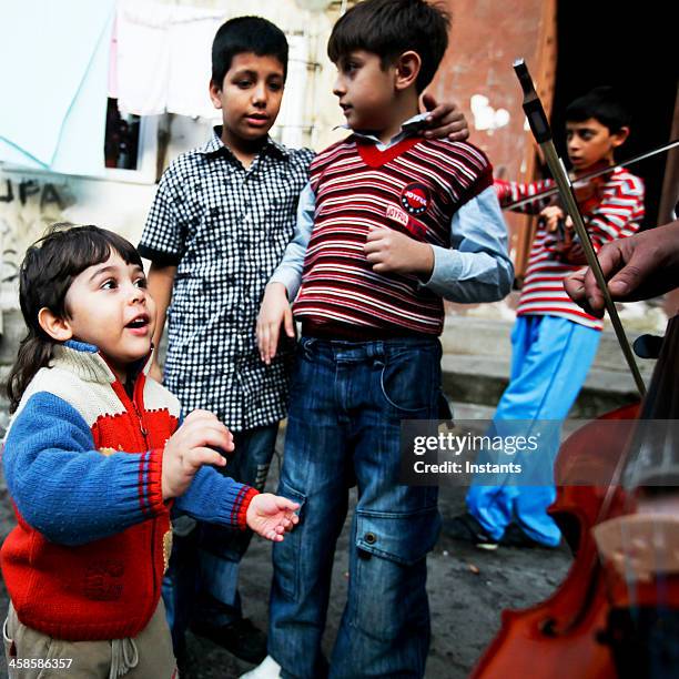 gipsy children - romani people 個照片及圖片檔