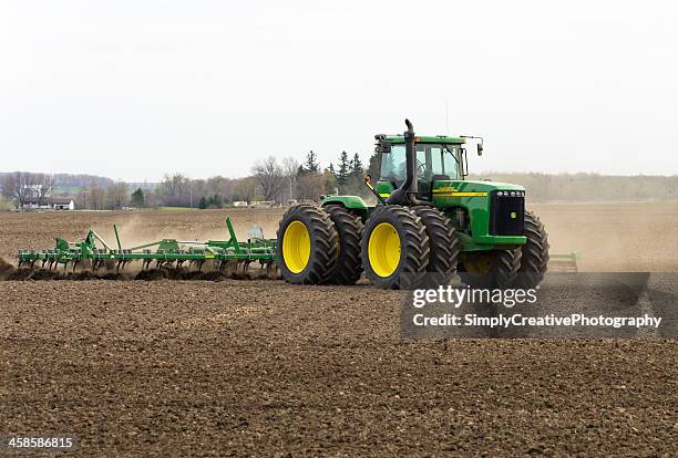 grande caminhão na primavera - john deere tractor - fotografias e filmes do acervo