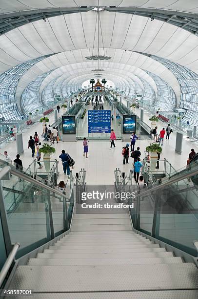 suvarnabhumi airport terminal in bangkok, thailand - luchthaven suvarnabhumi stockfoto's en -beelden