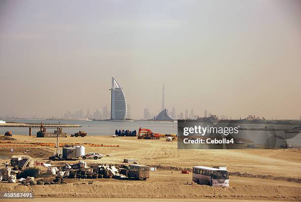 construction on palm jumeirah - cebolla stockfoto's en -beelden