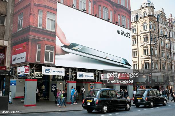 apple ipad 2 anuncio en oxford street, london - london billboard fotografías e imágenes de stock