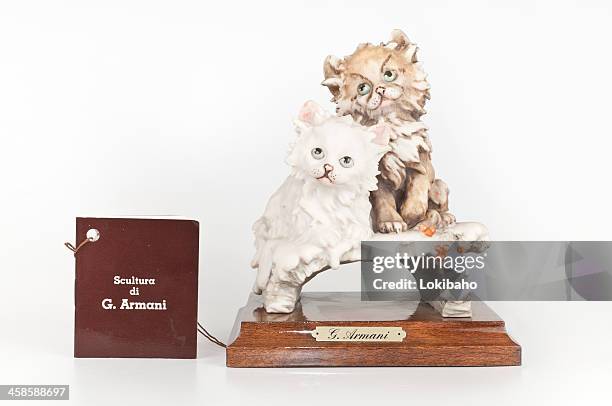 giuseppe armani collectibe statuetta gattini con etichetta - bauble white background foto e immagini stock