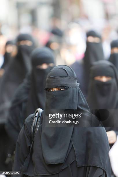 frau mit burka - niqab stock-fotos und bilder