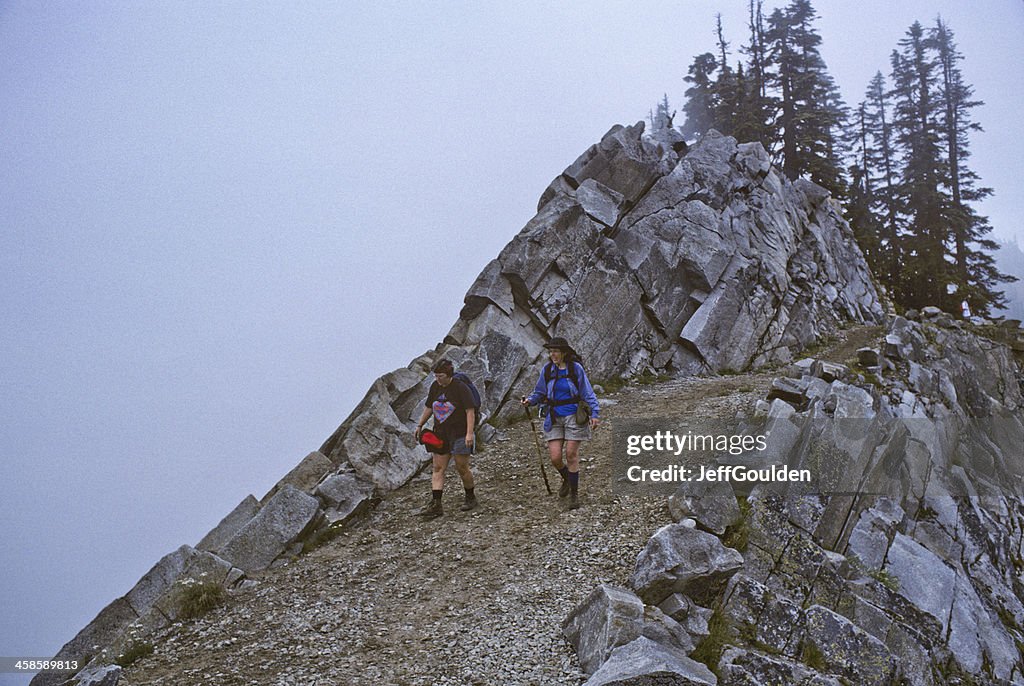 Due escursionisti a piedi il Pacific Crest Trail in nebbia