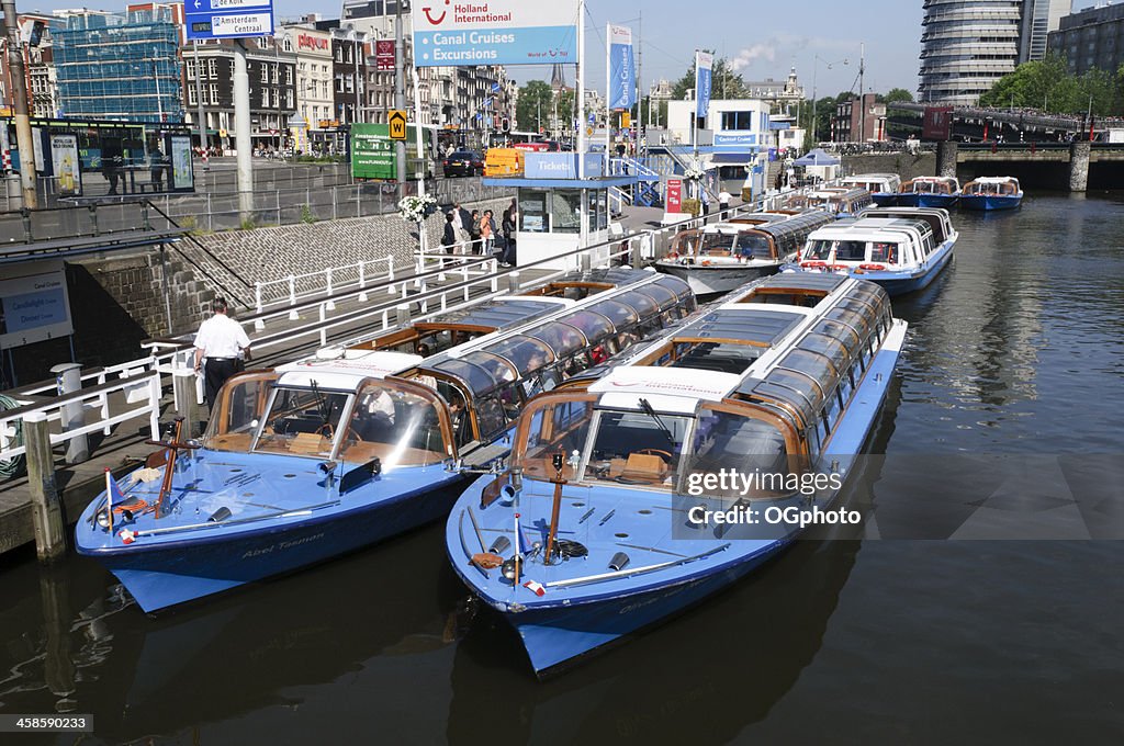 Kanal-Boote in der Innenstadt von Amsterdam