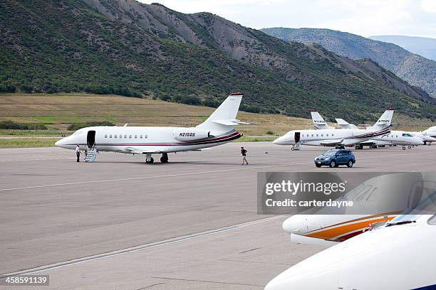 aspen aeropuerto y a los jets de haber aterrizado privado - aviacion fotografías e imágenes de stock