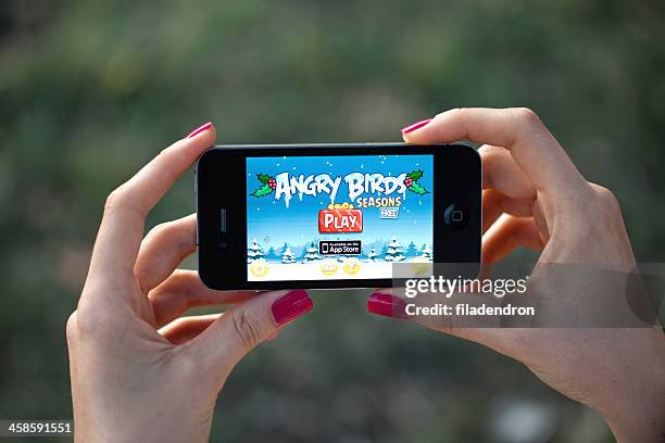 angry birds on apple iphone 4 - angry birds namngivna videospel bildbanksfoton och bilder