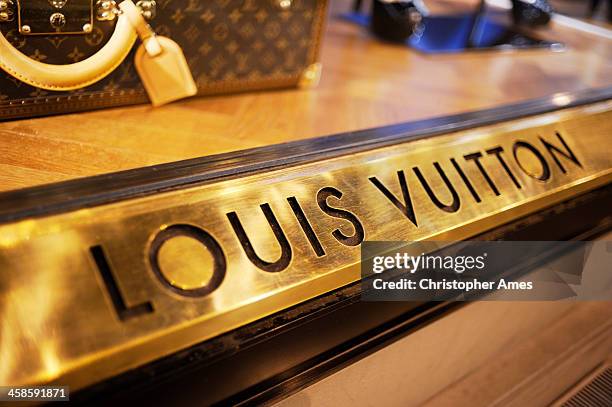 louis vuitton boutique-fenster in florenz - louis vuitton designer label stock-fotos und bilder