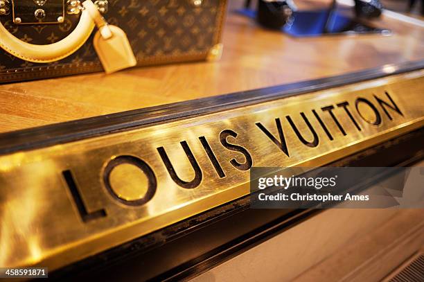 louis vuitton boutique-fenster in florenz - what we wear designer label stock-fotos und bilder