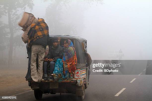 smoggy conditions in india - new delhi pollution stock pictures, royalty-free photos & images