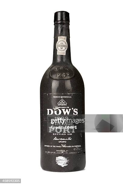 dusty bottiglia di dow's 1983 porto vintage su sfondo bianco - port wine foto e immagini stock