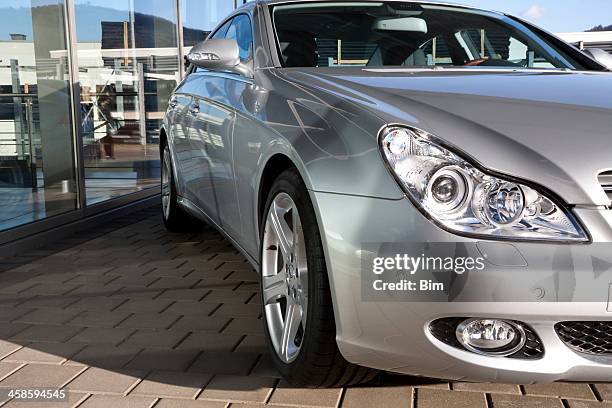 mercedes-benz cls clase fuera de un salón de coches - mercedes benz marca comercial fotografías e imágenes de stock