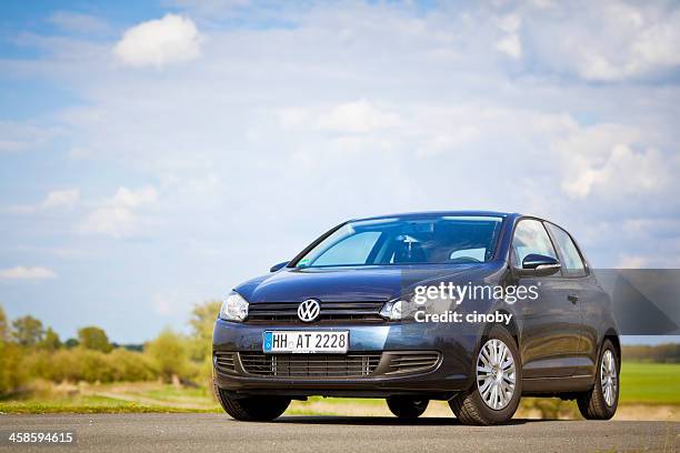 volkswagen golf mk6 or vw typ 5k shadow blue metallic - volkswagen stockfoto's en -beelden