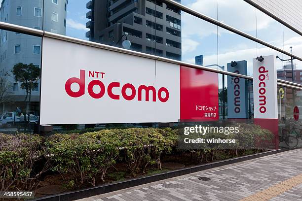 ntt docomo shop in japan - ntt docomo stockfoto's en -beelden