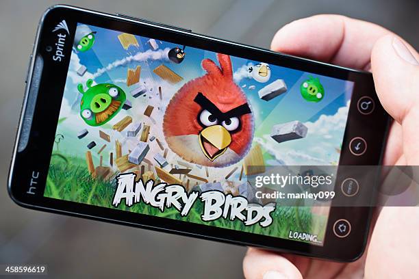 angry birds on sprint htc evo phone held in hand - angry birds namngivna videospel bildbanksfoton och bilder