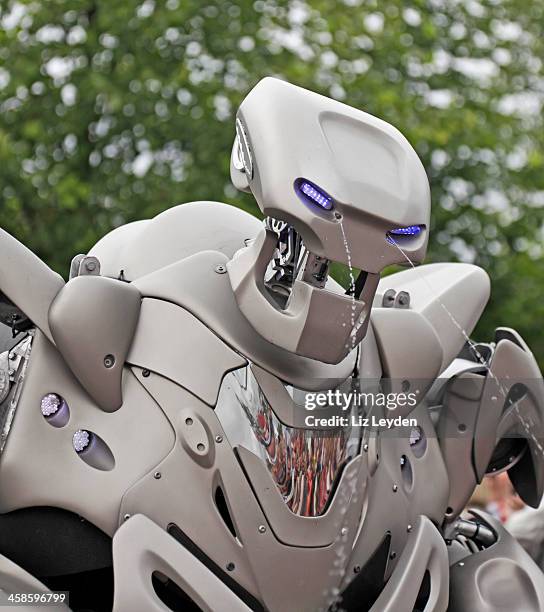 titan the robot, entertainment at glasgow show - titan stock pictures, royalty-free photos & images