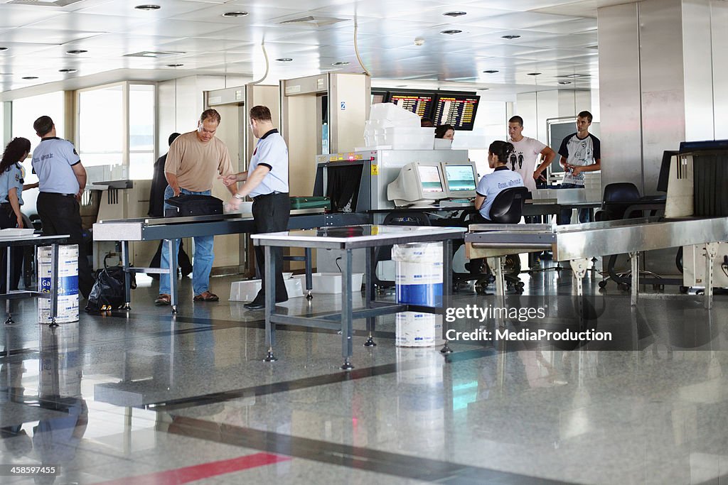 Aeropuerto punto de seguridad con Xray y Detectores de metales