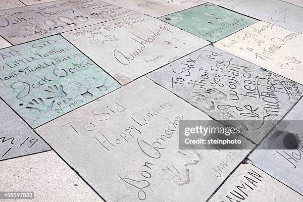 chinese theater hollywood footprints in cement - hollywood boulevard 個照片及圖片檔