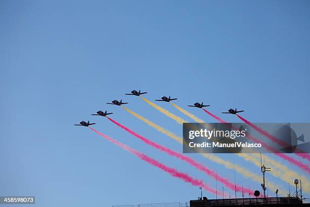 bandiera della spagna nel fumo - spanish military foto e immagini stock