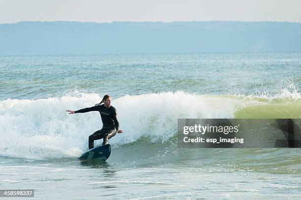 man surfing in croyde bay devon - croyde stockfoto's en -beelden