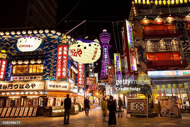 osaka, giappone: tsutenkaku tower e shinsakai entertainment district - osaka shinsekai food foto e immagini stock