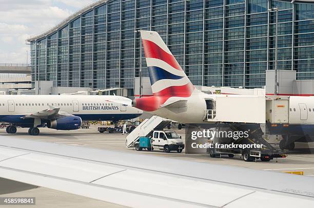 boeing 767 de british airways en el aeropuerto de heathrow - heathrow airport fotografías e imágenes de stock