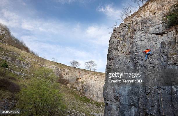 rock climber in cheddar, uk - terryfic3d stockfoto's en -beelden