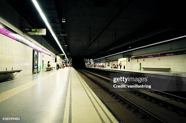 metro de barcelona - plataforma de estação de metro imagens e fotografias de stock