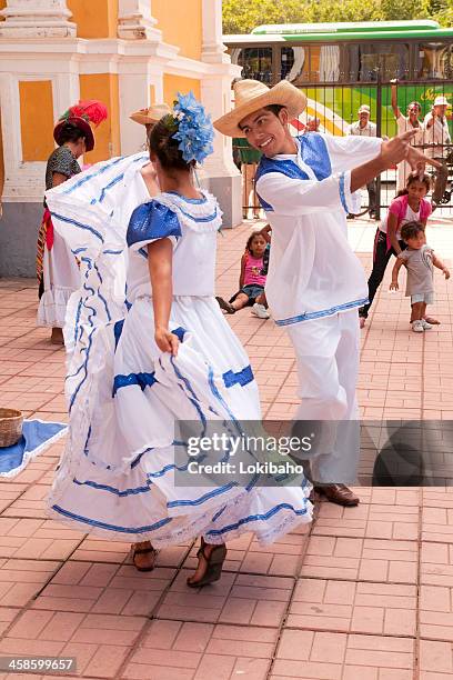 street dancers in granada - nicaragua 個照片及圖片檔