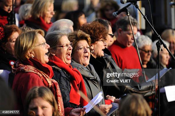 dutch protest gegen die regierung kürzungen auf kultur und kunst - chorsänger stock-fotos und bilder
