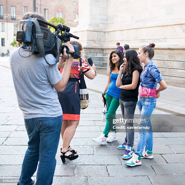 interview in the streets of milan - tv reporter street stock pictures, royalty-free photos & images