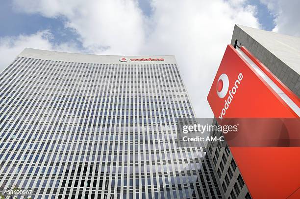 vodafone edificio de oficinas en eschborn, alemania - vodafone fotografías e imágenes de stock