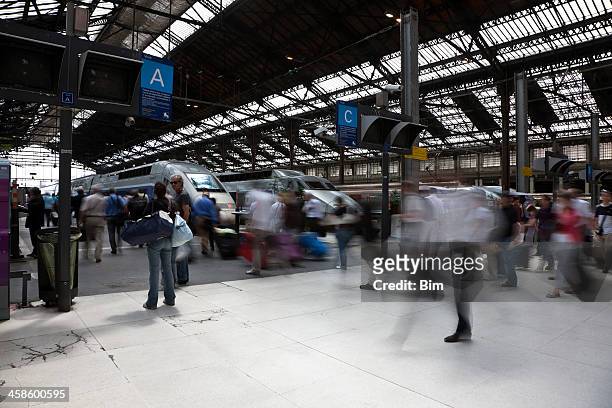 passengers rushing in railway station, gare de lyon, paris - lyon metro stock pictures, royalty-free photos & images