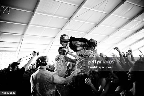 wild fan être porté par la foule - être-porté-par-la-foule photos et images de collection