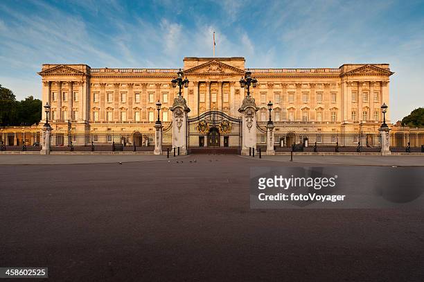 london buckingham palace sunrise mall, vereinigtes königreich - buckingham palace stock-fotos und bilder