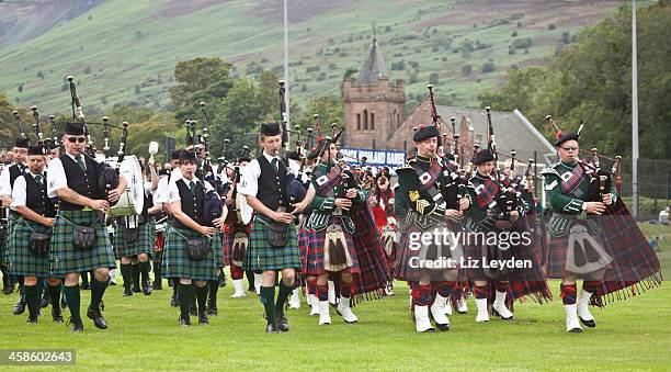 massed pipe bands at brodick highland games, arran. - highland games 個照片及圖片檔